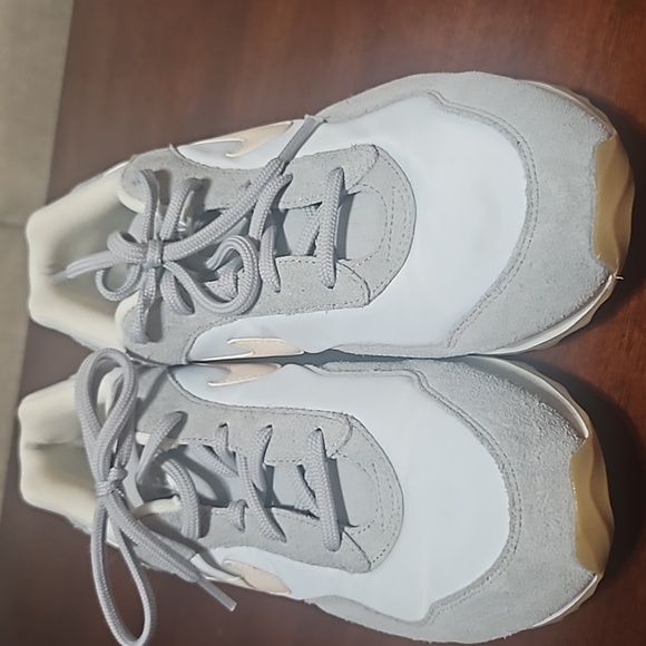 NIKE sneakers, size 9.5. Euc - Picture 3 of 14